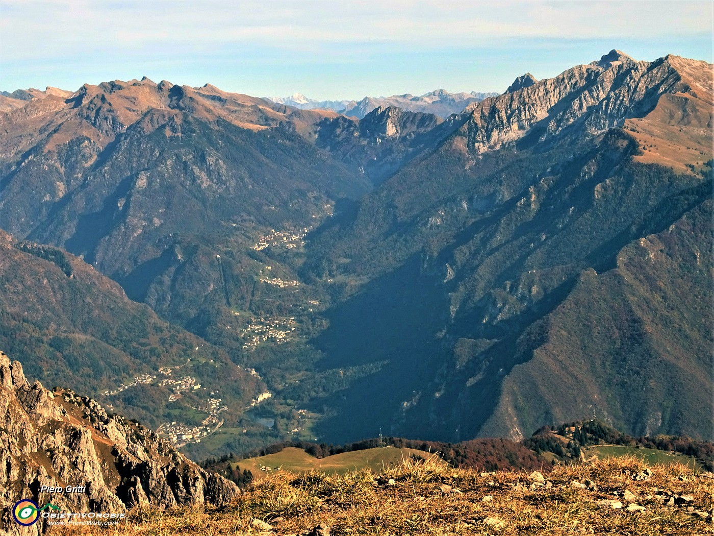 57 Zoom  sulla Valle di Roncobello con Pietra Quadra a sx e Merna a dx.JPG -                                